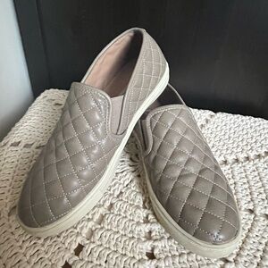 Steve Madden Ecentric-Q slip on sneakers in Gray Taupe, size 9